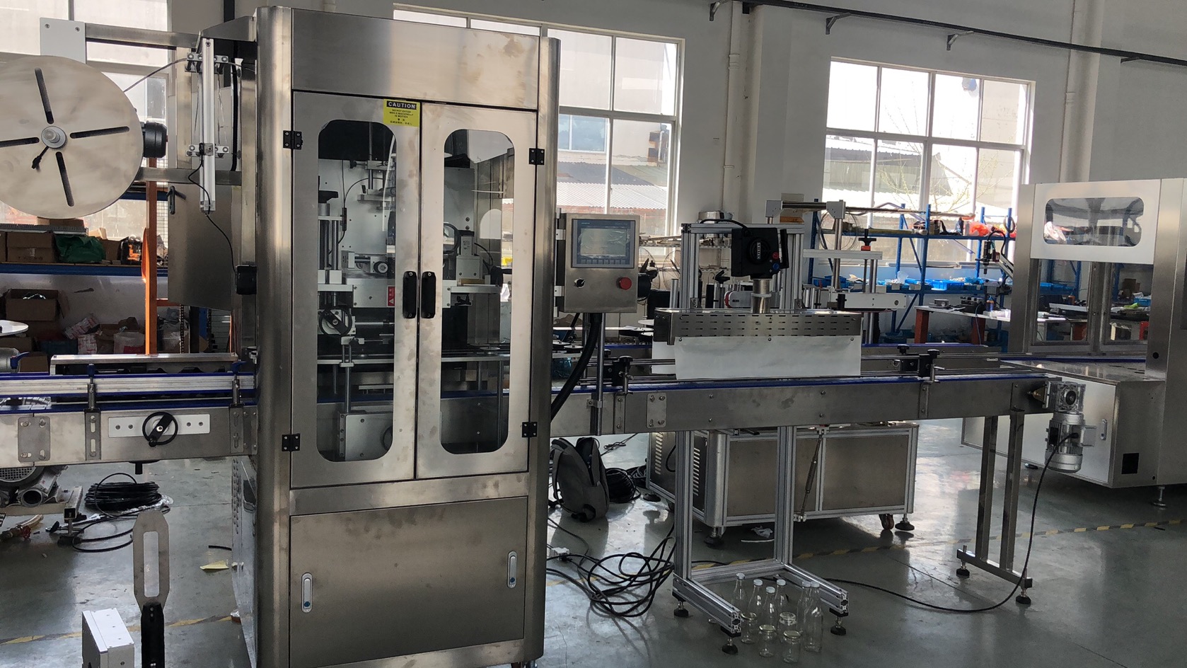 Auto sleeve labeling machine for cap to Ecuador customer